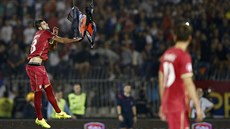 Srbský stoper Stefan Mitrovič stahuje vlajku Velké Albánie během kvalifikačního...