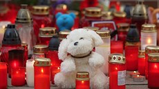 Na stoáru u koly visí erná vlajka, u zdi obchodní akademie desítky svíek,...