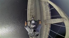 Motokrosa z kaskadérského týmu Stunt Freaks pokoil na motorce betonový mostní...