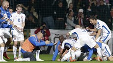 TO JE RADOSTI! Sloven�tí fotbalisté oslavují gól Miroslava Stocha (dole bez...
