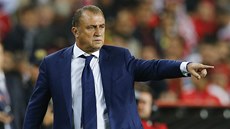 SEM SE P�ESU�. Turecký kou� Fatih Terim diriguje sv�j tým. 