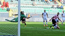 Paulo Dybala z Palerma dává gól do sít Ceseny. 