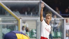 Keisuke Honda z AC Milán slaví gól proti Veron. 