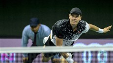 SERVIS. Tomá� Berdych ve finále turnaje ve Stockholmu. 