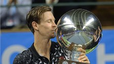 TA TROFEJ U JE MOJE. Tomá Berdych po triumfu na turnaji ve Stockholmu. 