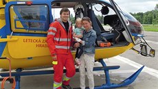 Léka hradecké záchranky Anatolij Truhlá s malou Emou a její matkou.