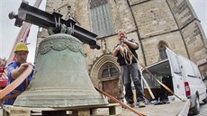 Jeáb sundal z ve katedrály sv. Bartolomje zvony Annu a Prokopa.