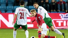 Norský mladíček Martin Ödegaard proniká mezi bulharskými fotbalisty