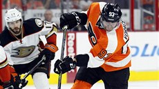 Útoník Jakub Voráek z Philadelphie napahuje ke stele v duelu s Anaheimem.