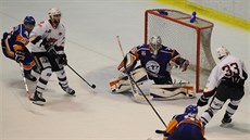 Závar p�ed litom��ickým branká�em Tomá�em Králem.