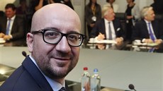 Nový belgický premiér Charles Michel na prvním zasedání kabinetu.