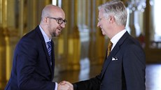 Nový belgický premiér Charles Michel si tese rukou s králem Philippem po...