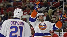 Johnny Boychuk a Kyle Okposo slaví gól New Yorku Islanders.