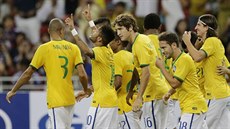 Braziltí fotbalisté slaví gól proti Japonsku. Druhý zleva autor trefy Neymar.