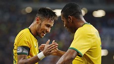 Braziltí fotbalisté Neymar (vlevo) a Robson slaví gól.