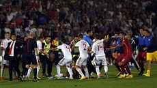 Albántí a srbtí fotbalisté se poprali kvli strené vlajce, kvalifikaní...