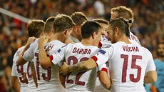 �ESKÁ RADOST. �e�tí fotbalisté slavi gól Bo�ka Do�kala (vlevo) proti Turecku.