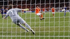 PROMNNÁ DESÍTKA. Robin van Persie suverénn promnil penaltu a zvýil vedení...
