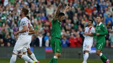 Robbie Keane z Irska (uprosted) slaví gól proti Gibraltaru.
