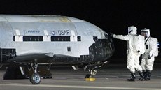Kontrola bezpilotního raketoplánu X-37B po jeho tetí misi.