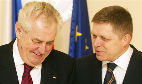 Zeman se s Ficem setkal bhem své první zahraniní cesty na Slovensko