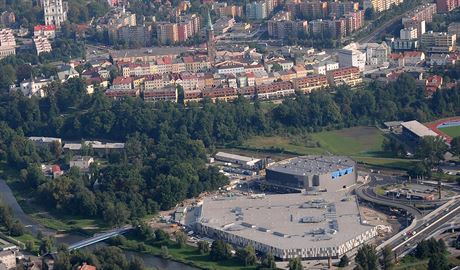 Letecký pohled na obchodní centrum Frýda (dole), halu Polárka (nad Frýdou) a...