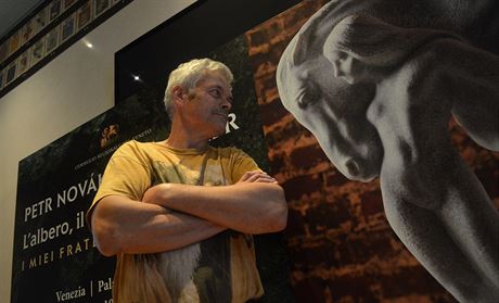 Jaromský socha Petr Novák ped poutaem na svou výstavu v Benátkách.