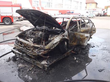 Auto vzplálo ve tvrtek pi oprav v díln ve Vosmíkov ulici v Humpolci,...