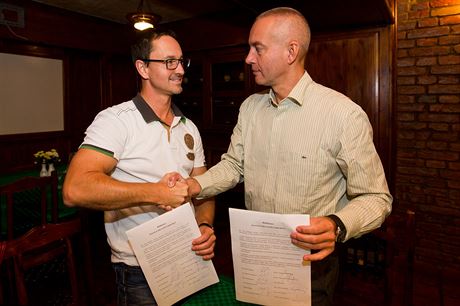Koaliní lídi Martin Charvát (ANO) a Vladimír Ninger (SSD) pi podpisu dohody...