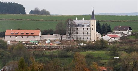 Dominantou Píseky je zámeek, který se dokal rekonstrukce. Bude v nm muzeum model aut.