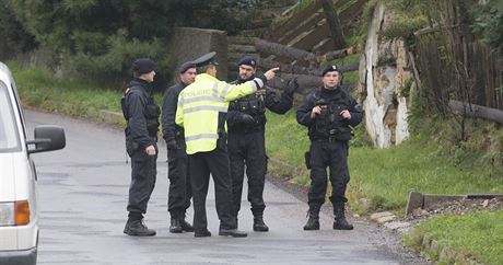Evakuované ásti Vlachovic hlídají policisté.