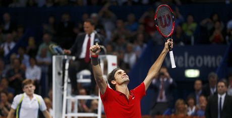 Roger Federer zvedá ruce k nebi na znamení triumfu - práv ovládl turnaj v...