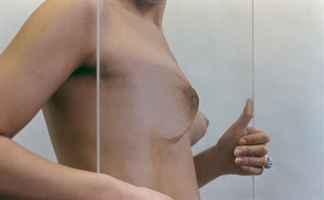 Ana Mendieta, Bez nzvu (Otisky skla na tle), 1972
