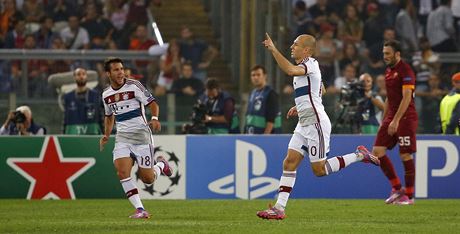 ZAÁTEK DEBAKLU. Arjen Robben z Bayernu Mnichov se raduje z gólu proti AS ím.