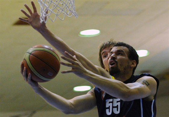 Basketbalové derby Ústí vs Dín. V popedí dínský Tucker, za ním vykukuje...