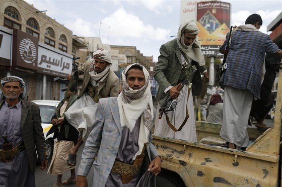 Hútíové v Sanaa (9. íjna 2014).