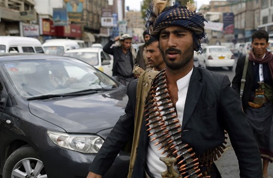 Hútíové v Sanaa (9. října 2014).