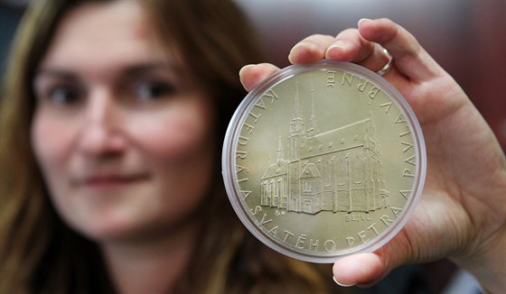 Medaile s motivem brnnské katedrály svatého Petra a Pavla váí pl kilogramu,...