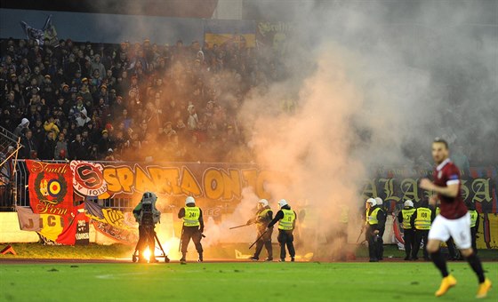 FEDERÁLNÍ DERBY. Zápas Slovan Bratislava - Sparta ped necelými dvma týdny peruily výtrnosti fanouk obou klub. Bezpenostní situace na Letné je ovem mnohem lepí ne na zastaralých Pasienkách.