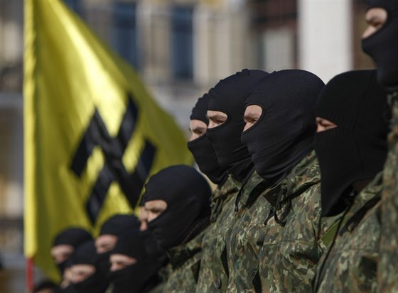 Dobrovolníci skládají v Kyjevě slib věrnosti batalionu Azov.
