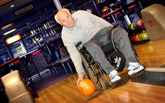 Senior roku 2014 Josef Procházka je vánivým hráem bowlingu.