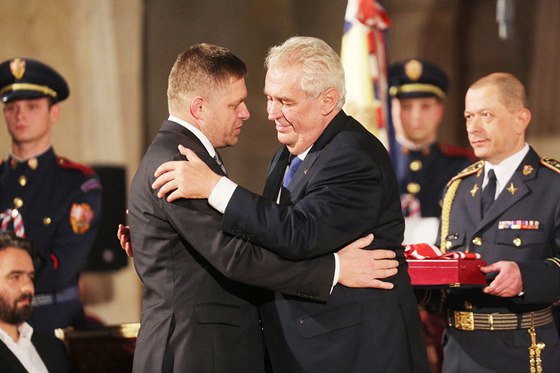 Prezident Miloš Zeman a slovenský premiér Robert Fico při slavnostním předávání...