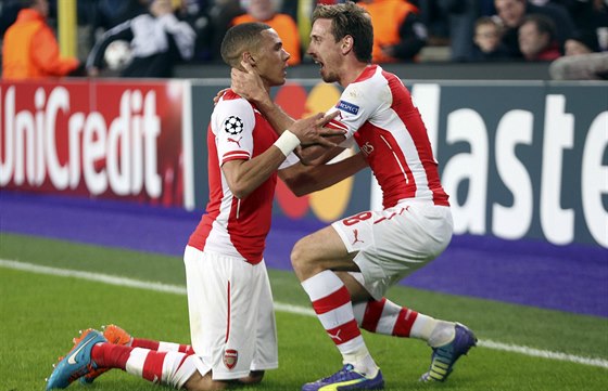 Kieran Gibbs (vlevo) a Nacho Monreal z Arsenalu oslavují bhem zápasu Ligy...