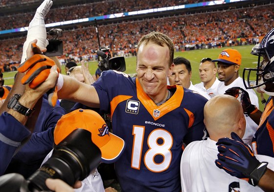 Peyton Manning v centru oslav - práv pekonal historický rekord NFL v potu...