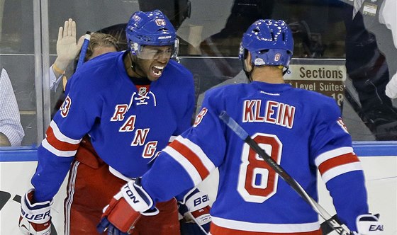 PRVNÍ GÓL V NHL. Anthony Duclair z New York Rangers slaví svoji premiérovou