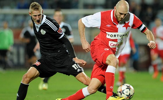 Martin Latka (vpravo) ze Slavie uniká Michalu kodovi z eských Budjovic.