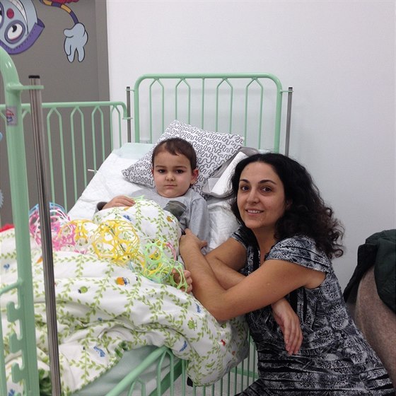 Pětiletý Ashya King s maminkou během léčby v pražském Protonovém centru. (2014)