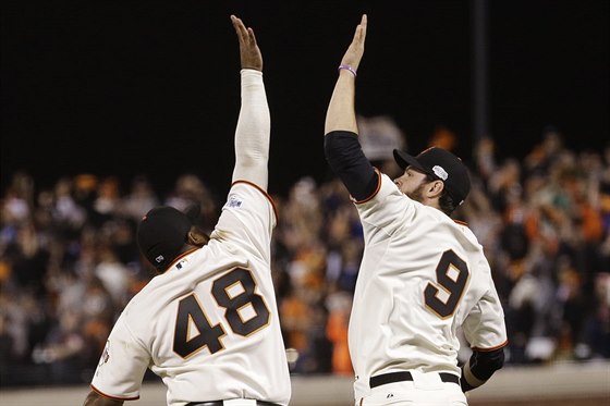 Pablo Sandoval (vlevo) a Brandon Belt ze San Franciska slaví výhru nad Kansas...