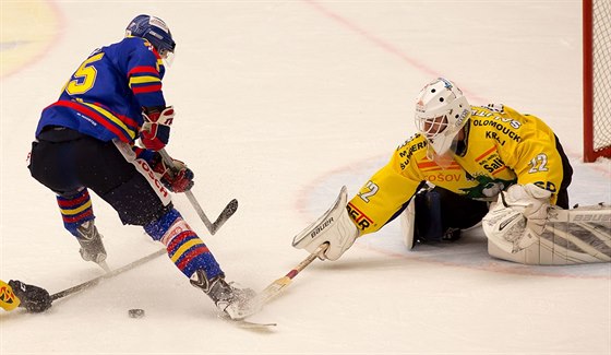 eskobudjovický hokejista Tomá Nouza (v modrém) neúspn útoí na umperskou...