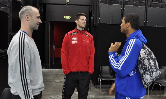 eský kou Daniel Kube (uprosted) v rozhovoru s olympijskými vítzi Thierry...